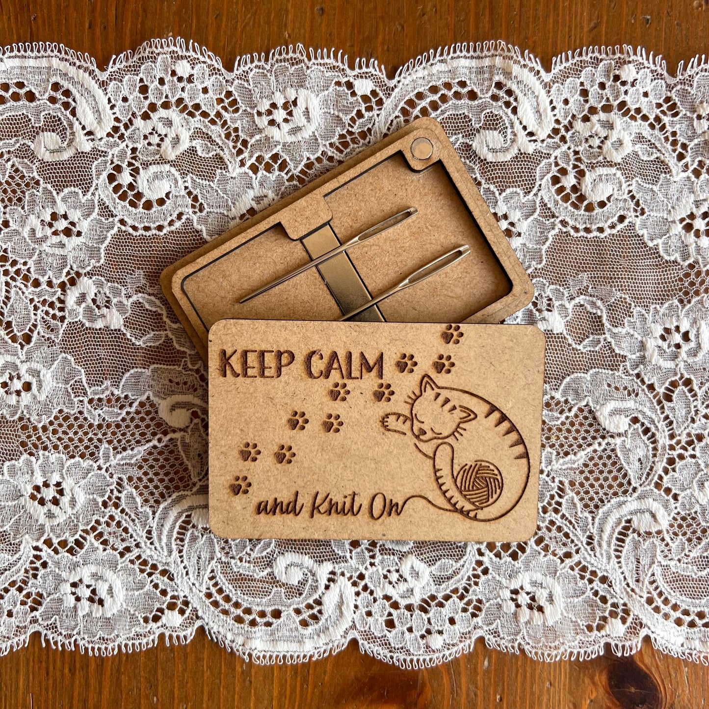 Houten magnetisch naaldendoosje Keep Calm
